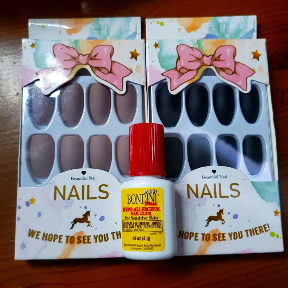 2 beautiful Fake Press on nails with Nail Glue